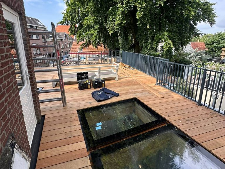 Vlonder en hekwerk op dakterras in Gouda door De Dakdekker Specialist Woerden