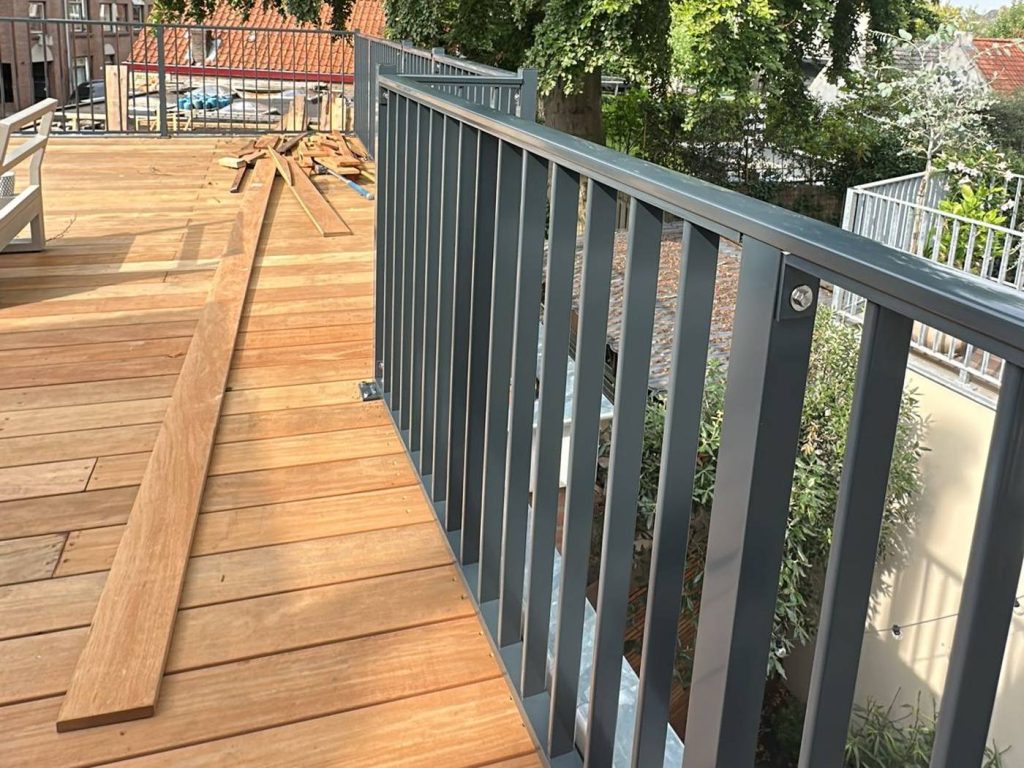 Vlonder en hekwerk op dakterras in Gouda door De Dakdekker Specialist Woerden